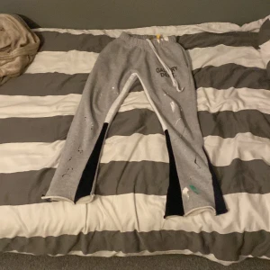 Grå mjukisbyxor från Gallery Dept. - Grå mjukisbyxor från Gallery Dept. med färg på.Tillverkade i 100% bomull. 😙köpta här på Plick storlek s. Priset går att diskuteras 