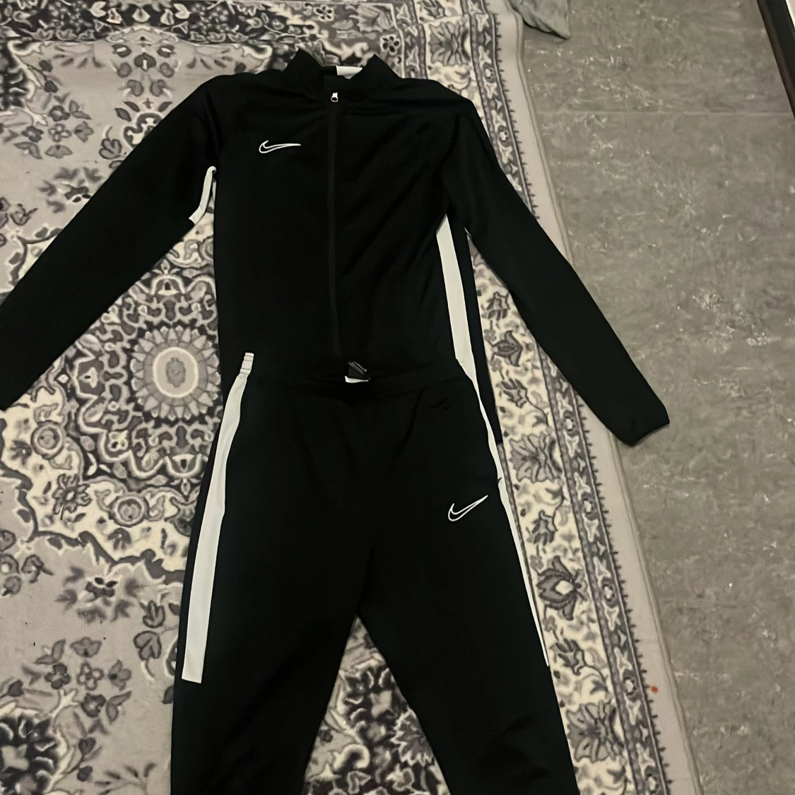 Svart träningsdräkt från Nike