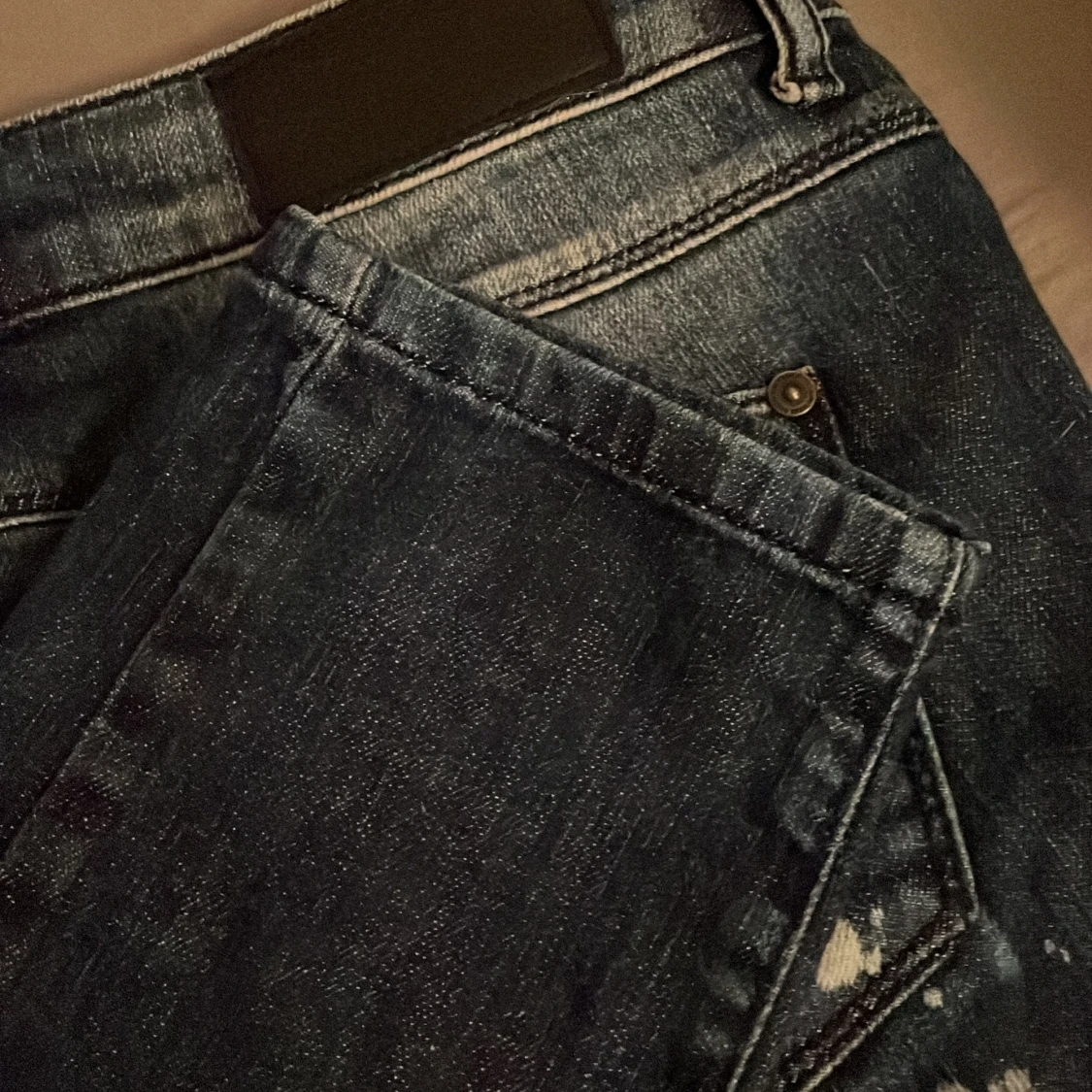 Mörkblå jeans med stänkmönster från Only - 2