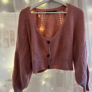 Rosa stickad kofta - Rosa stickad kofta. Storlek M. Mysig för hösten. Aldrig använd, säljes därför.