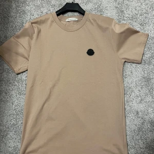Moncler T-shirt black label - Säljer denna fina T-shirt. Aldrig använd. Mycket skönt material. Priset kan diskuteras vid snabb affär. 