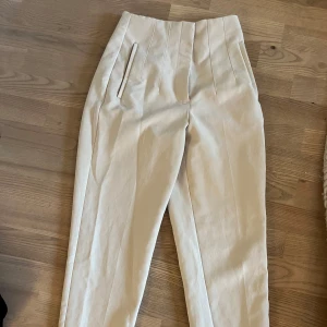 Kostymbyxor beiga Zara - Kostymbyxor från Zara. Liten fläck på insidan av byxorna som ej syns när dem är på. 