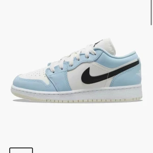 Jordan 1  - Ett par Air Jordan 1s i low ice blue black, sjukt efter traktat och har används ett fåtal gånger så dom e lite creasade. Köpte på nikes egna hemsida