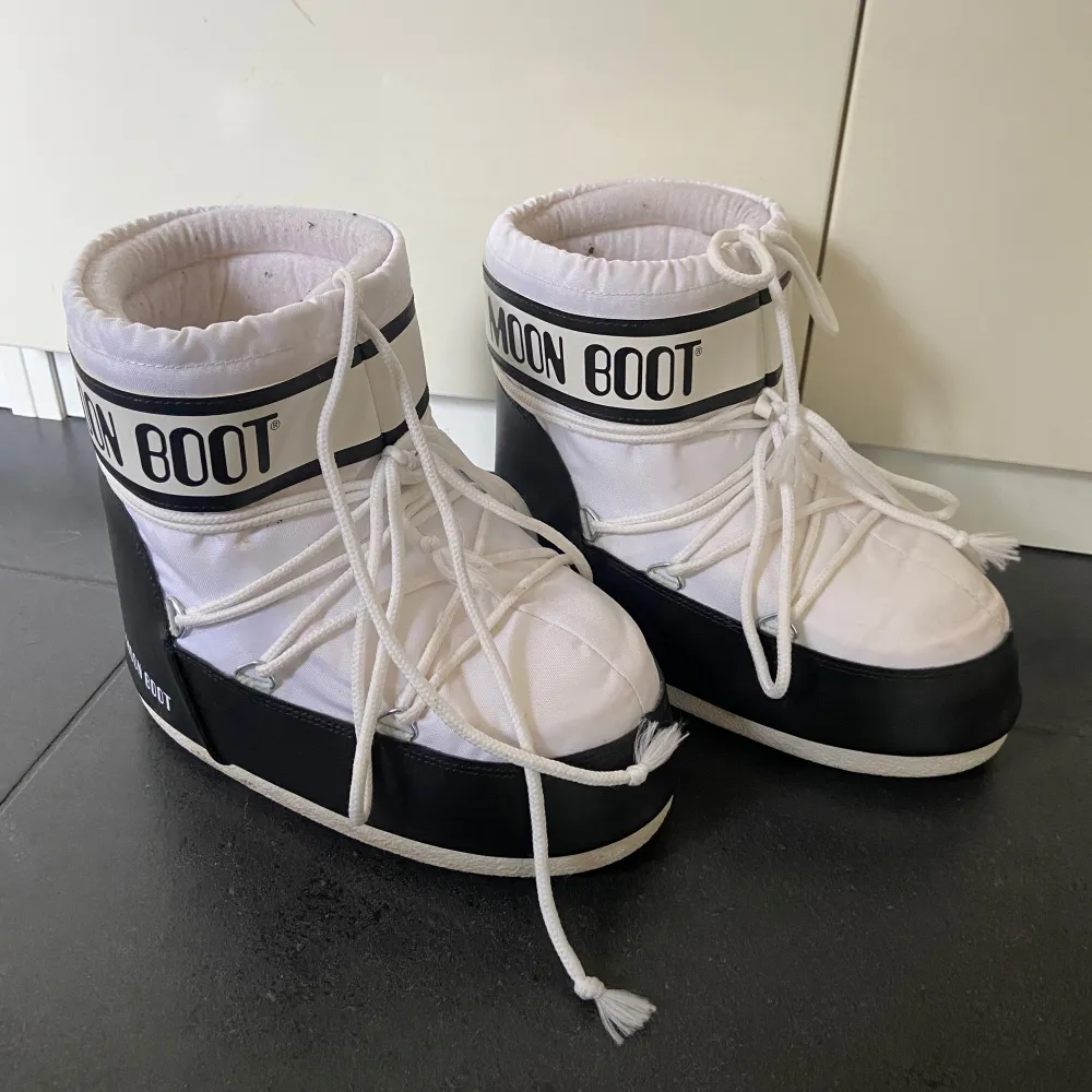 Perfekta Moon Boots nu till vintern i fint skick! Använda kanske 2-5 gånger varsamt. Storlek 39/41. Nypris 1999 kr. . Skor.