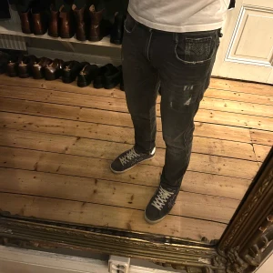 Replay Anbass slitningar - Tja, Säljer nu mina Replay anbass aged 05 som ej går att få tag på längre! Storlek: 30 | Pris: 999kr | Nypris: 1900kr | Slim fit | Kvitto medföljer | Hör av er vid intresse!