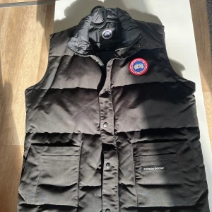 Canada goose - Hej! Jag väljer att sälja denna canada goose väst i storlek L eftersom att jag inte har så mycket användning till den längre, väldigt fin skick 9/10 skulle jag säga. Hör av er vid intresse😄