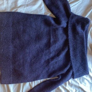 Off shoulder stickad tröja  - Jätte fin off shoulder stickad tröja i storlek xs helt oanvänd från gina tricot väldigt bra skick 