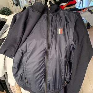 Tommy Hilfiger Jacka - En äkta Hilfiger höst/vår jacka helt i nyskick. Endast använd fåtal gånger. Nypris 2700kr