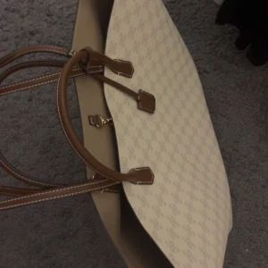 Väska - En jättefin väska ifrån h&m som jag köpte för precis men inte i min smak, inga defekter och är helt som ny🤍köptes för 399kr