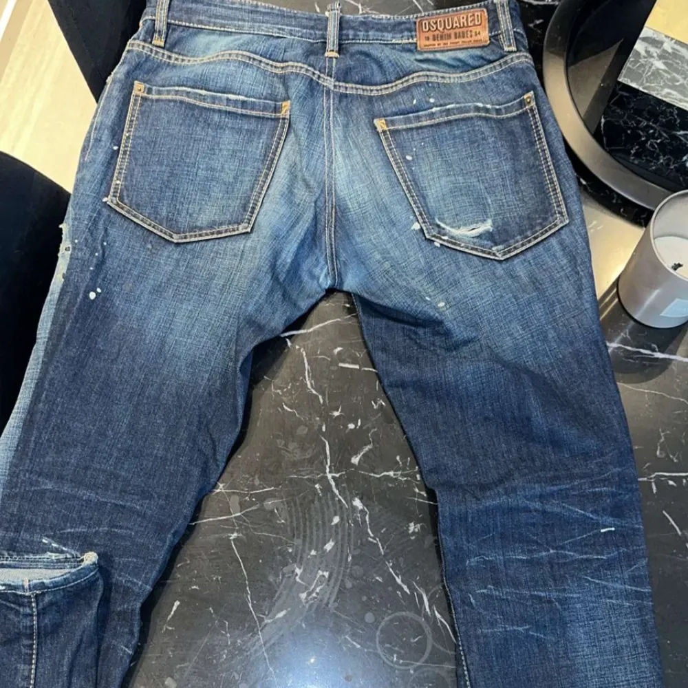 Hej!  Säljer ett par dsquared 2 jeans herr.  Använda endast ett fåtal gånger. Storlek 50 men sitter mer som 46-48.. Jeans & Byxor.