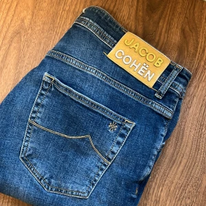 Jacob Cohen jeans  - Jacob Cohen i bra skick. Liten defekt pekas ut med penna. Tveka inte på att höra av er vid flera frågor 