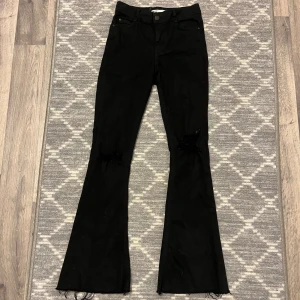 Bootcut jeans - Bootcut jeans från Gina Tricot i gott skick, lite stretchigt material☺️