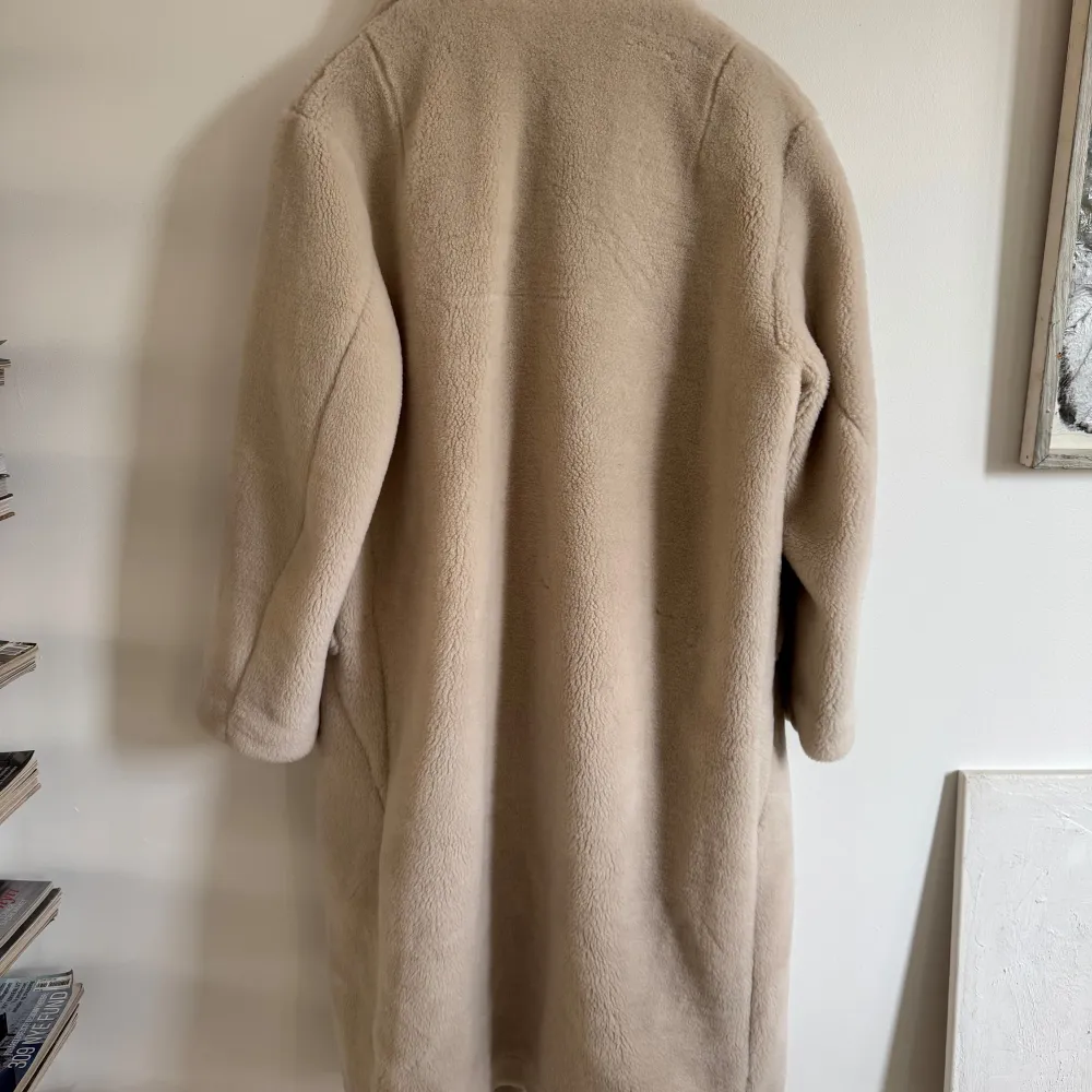 Säljer en supermysig beige teddyjacka /päls från H&M i storlek 40. Den har en klassisk design med stora knappar framtill och långa ärmar. Perfekt för kalla höst- och vinterdagar när du vill hålla dig varm och stilren. Jackan är i nyskick!. Jackor.