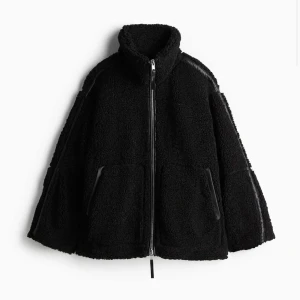 Pilejacka från H&M 🖤 - Den virala och utsålda piléjackan från H&M i storlek M 🖤 säljer även en likadan i storlek L