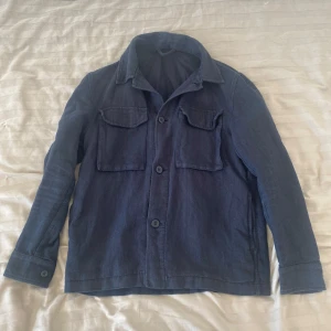 zara overshirt - Skön overshirt till hösten från zara, fint skick inga skavanker. Passar bra på mig som bär s