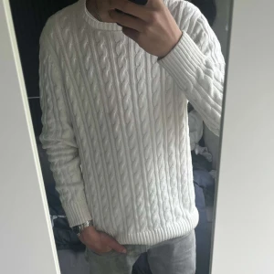 Stickad tröja - Tja säljer en fet satickad/räfflad tröja i färgen vit perfekt nu till hösten pris kan diskuteras 