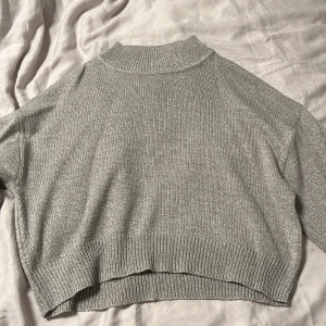 Stickad tröja - En stickad tröja från hm med en lite högre krage. Bra skick och klias inte. 