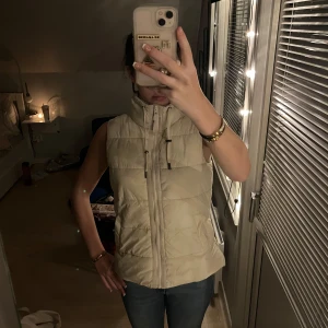 Väst - Fin väst som är perfekt nu till hösten. Superfin över stickade tröjor. Köpt för 600kr och knappt använd, skriv privat för fler bilder pris kan alltid diskuteras🩷