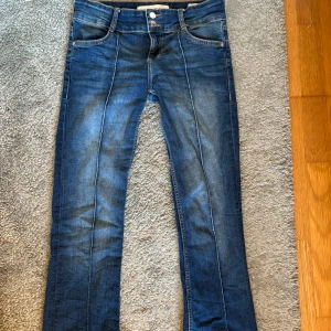Berskha jeans - Jättefina bershka jeans💕 Storlek 38 men passar mig som brukar ha 36💗Finns ett litet hål men det syns knappt💓