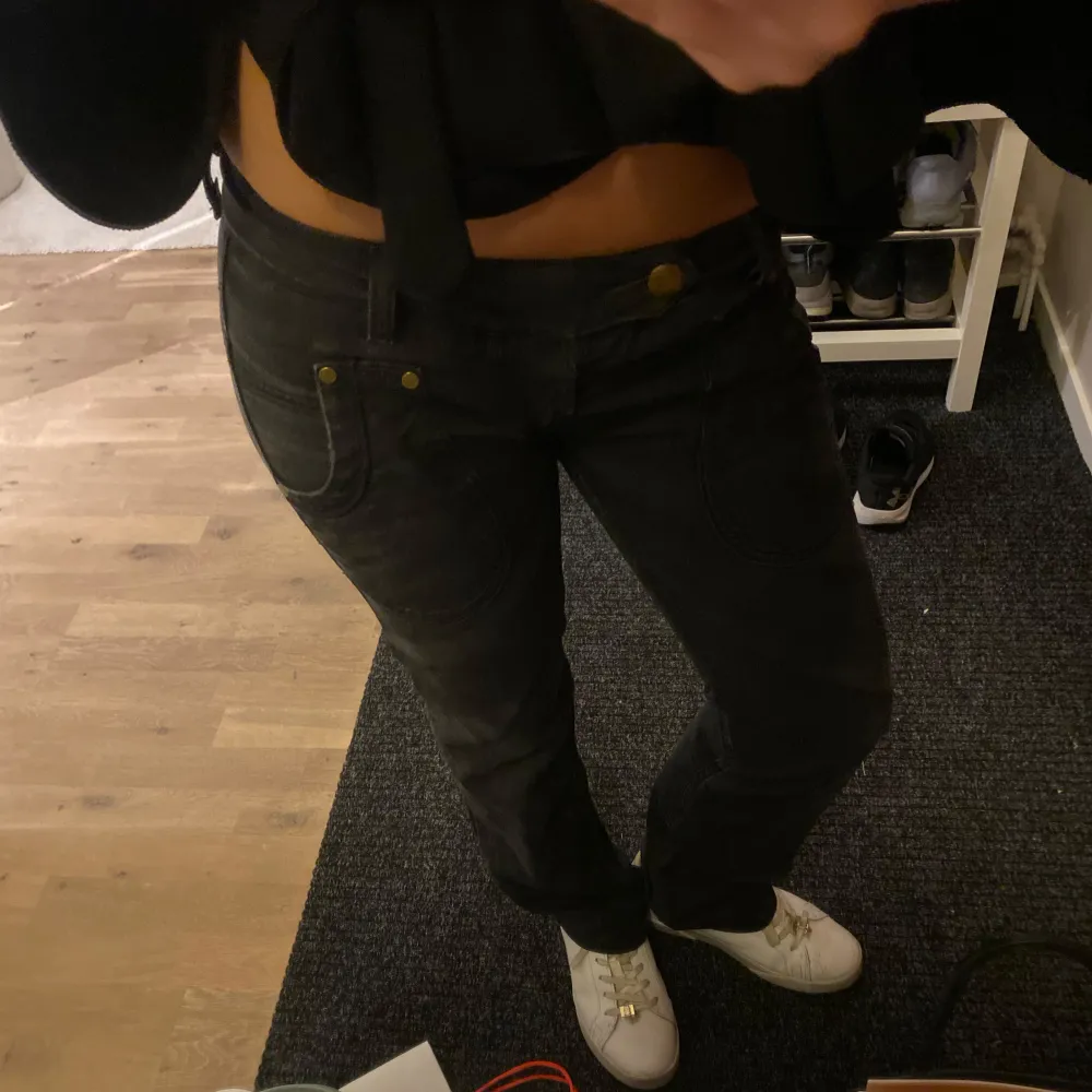 Så himla snygga jeans från replay Vet inte riktigt storleken så kan kolla måtten, säljer pågrund av att det är lite för små för mig. Jeans & Byxor.