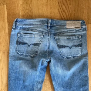 Lågmidjade diesel jeans strl 28 - Säljer ett par snygga blå jeans från Diesel. De är lågmidjade i strl w 28 L32, säljer pga de är för små!, lite små i storleken passar s/xs, supersnygga fickor och en snygg rak passformer 