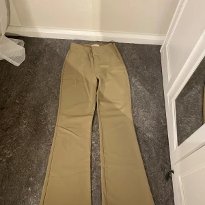 Beiga byxor - H&M  - Jättefina beiga byxor med ganska mörk nyans som är utsvängda. Jätteskönt material som passar både till vintern och hösten, ett plagg som är perfekt för både vardag och fest. Är i mycket bra skick och har endast använts enstaka gånger🤍