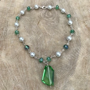 Kristall halsband  - Grönt kristall halsband med glaspärlor. Matchande örhängen kan göras för 50kr extra🌿Storleken kan förstoras