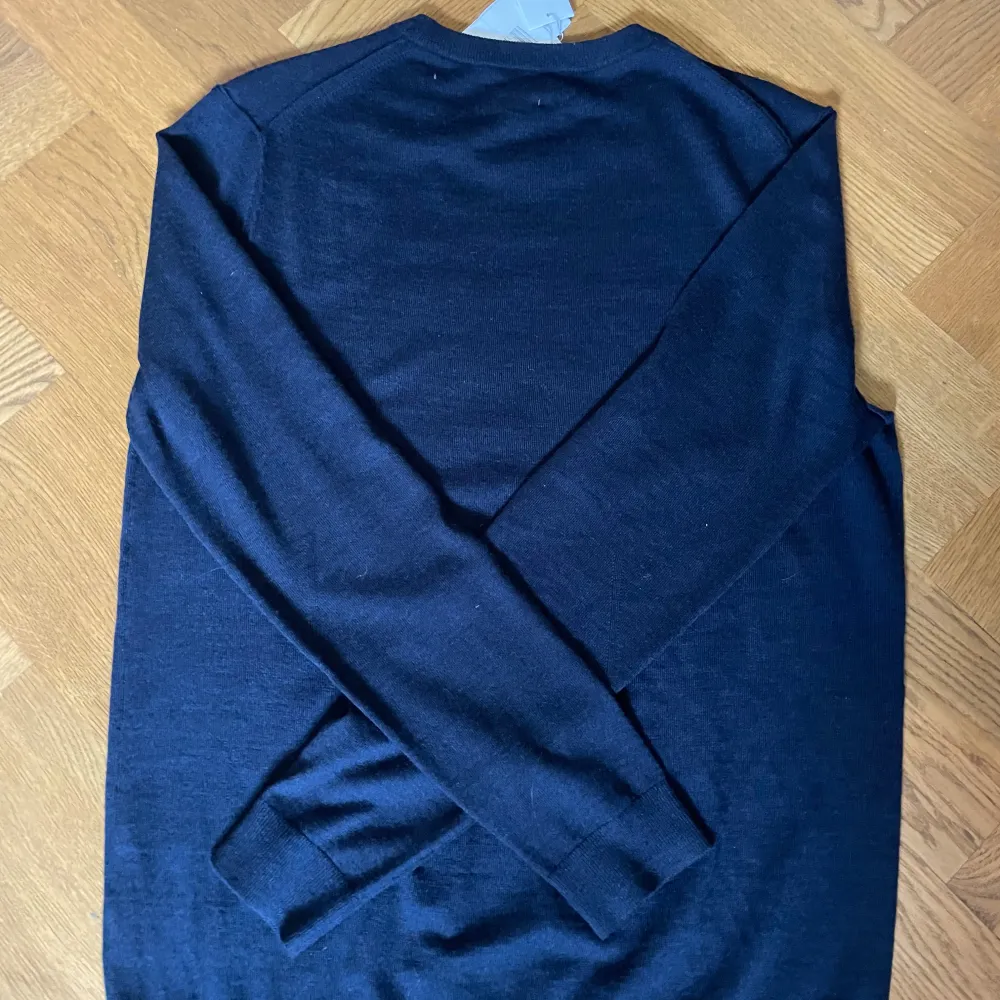 Stickad tröja av Zadig & Voltaire i Merino ull, storlek S, helt ny utan defekter. Neuletakit & Villapaidat.