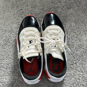 Jordan 11 low - Ett par skit snygga Jordan 11 low tyvär har jag ingen box men de är 100% äkta lite skitiga men bara använda 3 gånger sänker priset mycket eftersom de är skitiga kontakta mig vid frågor 👍😁