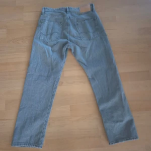 Grå jack & Jones jeans - Säljer  Relaxed grå jeans från jack & Jones Bra skick. I storlek 30 30.