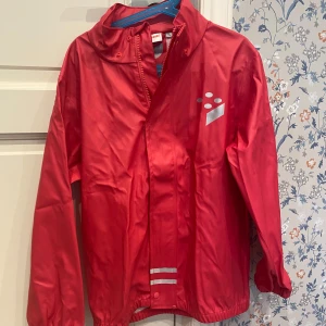 Regnjacka och fleecetröja  - Korallröda, jättefint skick! 