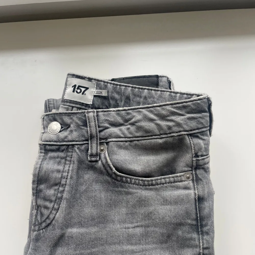 Ett par gråa låga raka jeans från Lager 157. Jättebra skick men blir tyvärr sällan använda. De är uppsydda 7 cm då de var långa, jag är 162🩷. Jeans & Byxor.