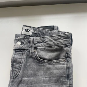 Low waist straight jeans - Ett par gråa låga raka jeans från Lager 157. Jättebra skick men blir tyvärr sällan använda. De är uppsydda 7 cm då de var långa, jag är 162🩷