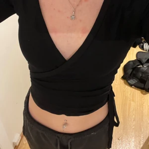 Omlott tröja, Nelly - En jättefin tröja från Nelly, passade tyvärr inte mig så aldrig använd med lapp kvar💞