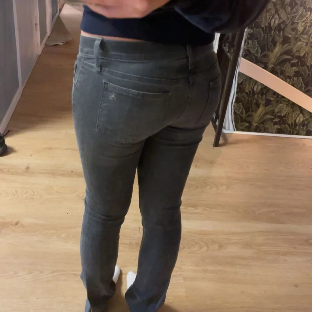 Säljer dessa gråa jeansen skriv jätte gärna om ni är intresserade eller undrar något, köp gärna via köp nu💕. Jeans & Byxor.