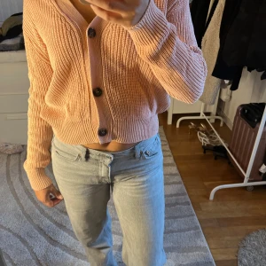 Kofta - Supersöt rosa kofta i bra skick. Passar både XS och S. Hör av dig vid intresse eller fler bilder🩷