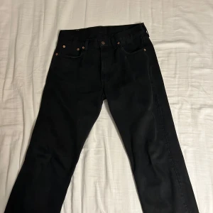 Levi's 501 - Säljer nu mina 501 or för att de är för små. Storlek W31 L32. Det är i bra skick utom en tråd som är lös på högra bakfickan.