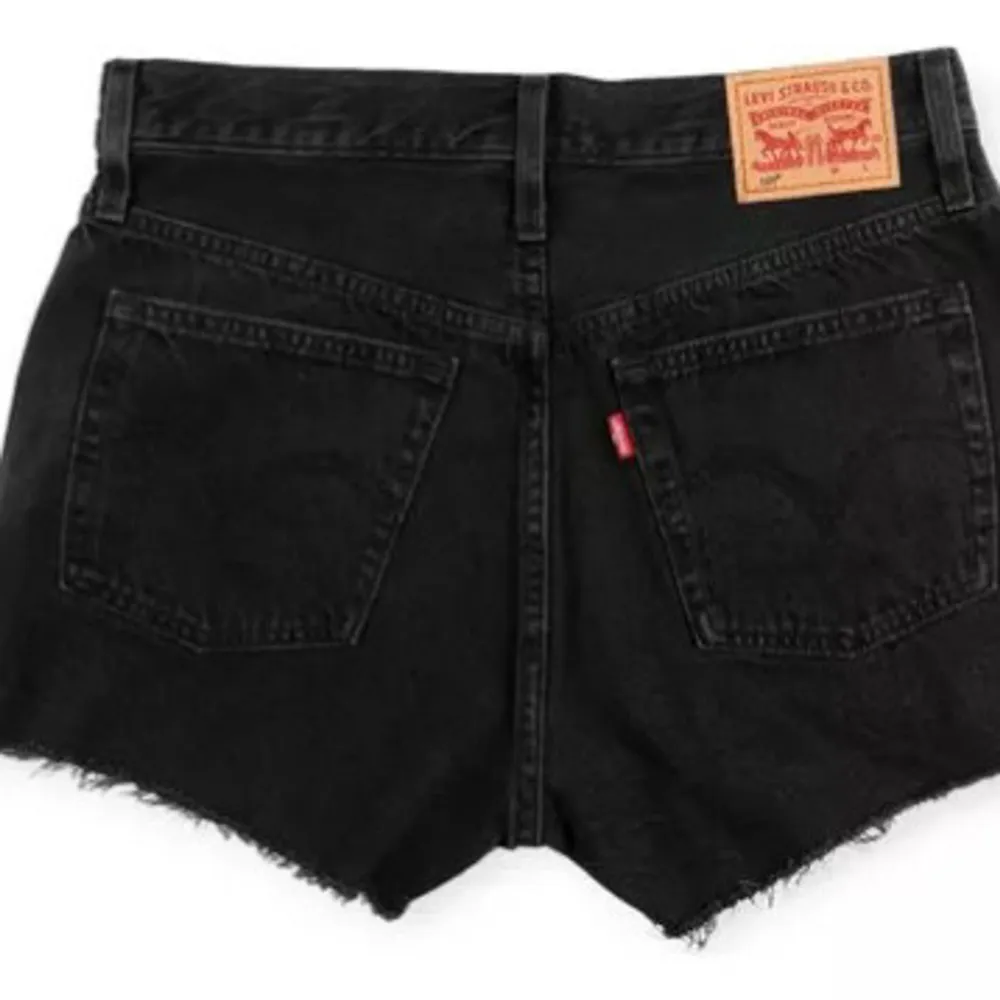 Säljer ett par snygga svarta jeansshorts från Levi's. De är midwaist men går att göra low om man bara viker ner. Dom är i bra skick men säljer för är i behov av pengar. Nypris är 700kr . Shorts.