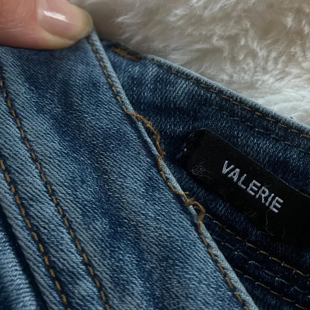 Jätte snygga lågmidjade ltb valerie jeans. Perfekt färg för hösten!🍂För referens så är jag 165! På sista bilden kan man se att sömen har gått upp lite men syns inte alls. Orginal pris 799 kr!. Jeans & Byxor.