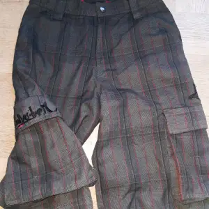 Superfina shorts från Quicksilver med många fina detaljer! Står storlek 12 år i, men tycker dom passar 12-14 år eller äldre om man är tunn. Mycket fint skick, djur och rökfritt hem  Midjemått 37 cm rakt över sträckta.  Det är mjukt material så Töjbar