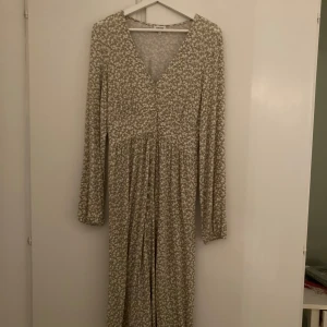 Klänning  - Blommig klänning, skönt material på kroppen, fråga om flera bilder och säljer för den inte kommer till användning längre, inga defekter 