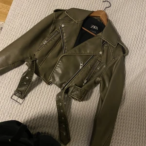 Militärgrön skinnjacka från zara - Säljer min skinnjacka från zara som är i storlek xs dock passar den mig som vanligtvis brukar ha M i storlek. Inget fel på jackan måste sälja av mina jackor för jag har för många