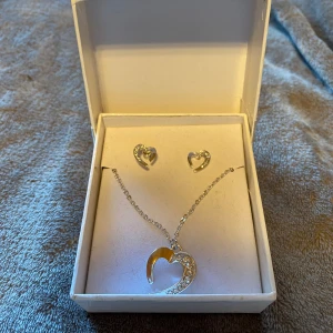 Smyckes set! Helt nytt - Säljer ett set med smycken, örhängen +halsband. Helt nytt, present som ej blev använd 😭