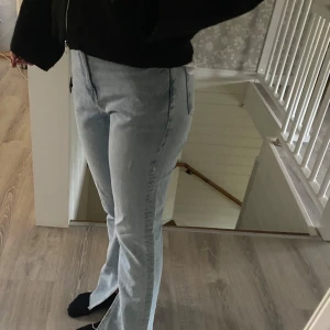 Jeans  - Jättefina jeans med slits nertill💗💗inte använda många gånger!!