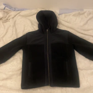 Quick silver fleece jacka - Hej säljer en fleece jacka i storlek 14 år skulle säga att de passar nån som e 170. Fint skick