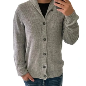 Cardigan tröja - Perfekt för både vardag och lite kyligare dagar. Koftan har långa ärmar och en klassisk passform som funkar till det mesta. Perfekt till hösten! 10/10 skick!