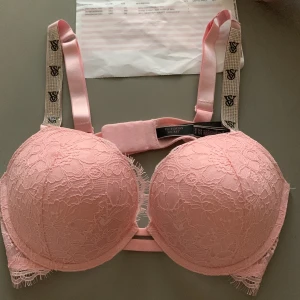 Victorias secret bh  - Säljer denna otroligt fina Victorias secret push up bh:n i färgen ljusrosa! Den är helt ny och aldrig använd. Tyvärr så var den för stor för mig så det är därför jag säljer den<3 Us size är 38b och eu size är 85b