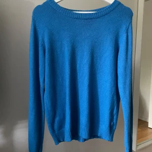 Blå finstickad tröja från Vila - Superfin blå tröja, den är varm och i superskönt material! Nästan aldrig använd så i jättefint skick!