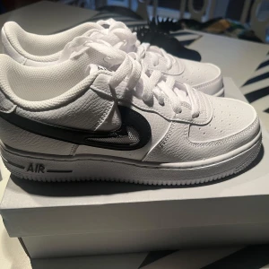 Nike air force 1 - Nike air force skor i storlek 38 som är använda två gånger så dem är i nyskick:)  Nypris är 1145kr