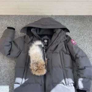 Canada goose wyndhamn parka med päls - Säljer nu min fina vinterjacka, som är väldigt varm och snygg, en trendig jacka som många tycker om. Den är väldigt varm och praktisk med stora fickor. Den är i väldigt bra skick och pälsen är i väldigt bra skick med sitt fluff kvar!